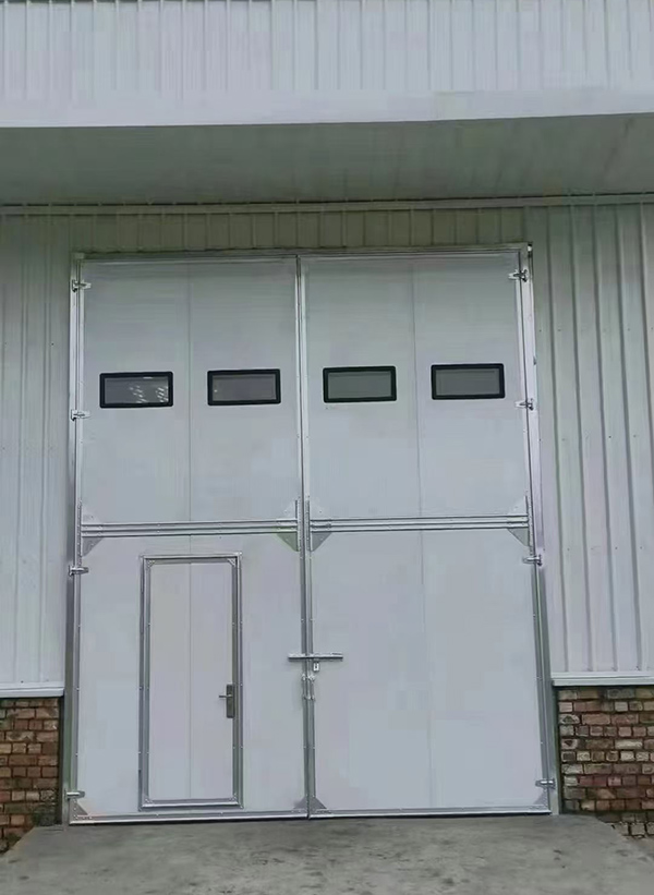 海原工业门在设备装配车间出入口的实施记录